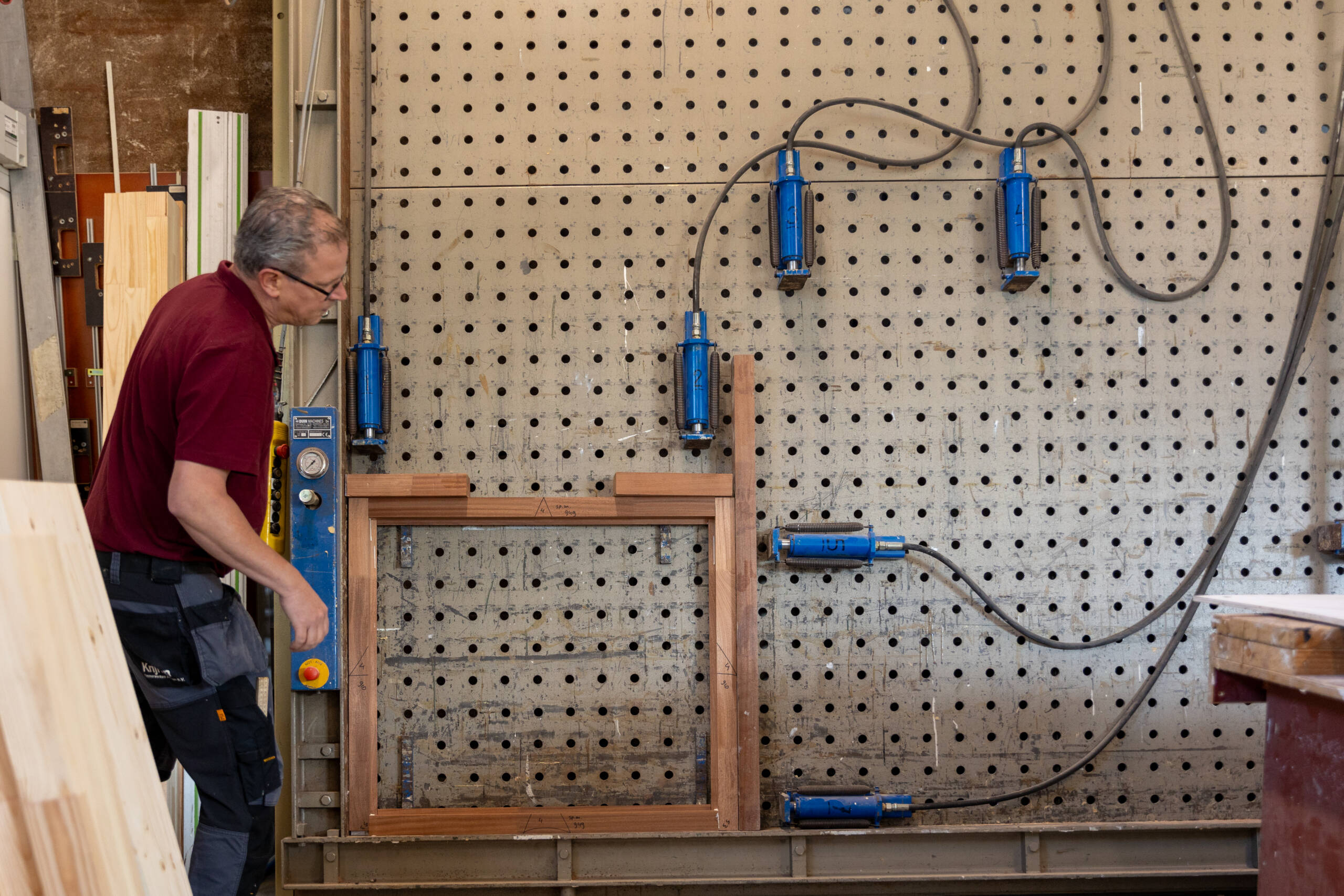 Kozijnen, ramen, deuren.